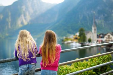 Sonbaharın güzel günde iki küçük kız güzel akşam Avusturya Alpleri'nde Hallstatt lakeside şehrin doğal manzarayı ışık