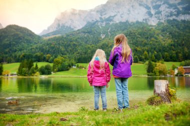 Hintersee Gölü'nün muhteşem yeşil suları manzarayı iki küçük kız. Bavyera Alpleri şaşırtıcı sonbahar manzara Avusturya sınırında Almanya, Avrupa.