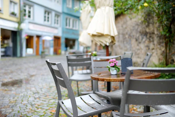 Stolar Och Bord Med Rosa Blommor Bukett Uteservering — Stockfoto