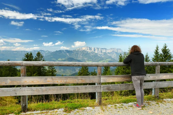 Turista Disfrutando Impresionantes Paisajes Los Alpes Bávaros Con Majestuosas Montañas — Foto de Stock