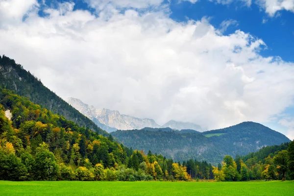 风景秀丽巴伐利亚阿尔卑斯与雄伟山在背景 巴伐利亚 — 图库照片