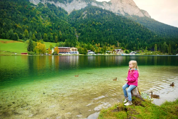 Linda Niña Disfrutando Vista Las Maravillosas Aguas Verdes Del Lago — Foto de Stock