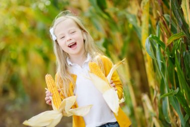 Mısır koçanı Holding gülüyor sevimli kız 