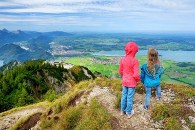 İki kız kardeş Tegelberg Dağı, Ammergau Alps, bir parçası üzerinden pitoresk manzaralarına sahip bulunan nead Fussen kasaba, Bavyera, Almanya.