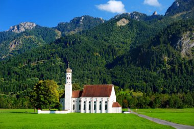 Ünlü Neuschwanstein Şatosu, Bavyera, Almanya güzel beyaz St. Colman hac kilise bulunan,.