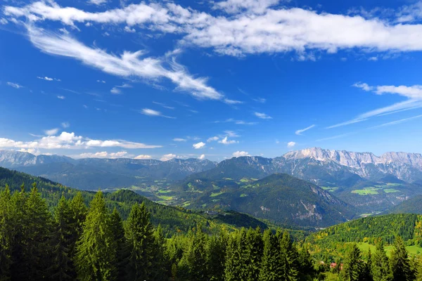 Malerischer Blick Auf Berge Wälder Und Blauen Himmel — Stockfoto