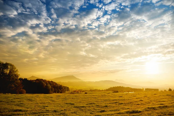 Drammatico Cielo Idilliaci Prati Verdi Delle Alpi Centrali Austriache Sera — Foto Stock