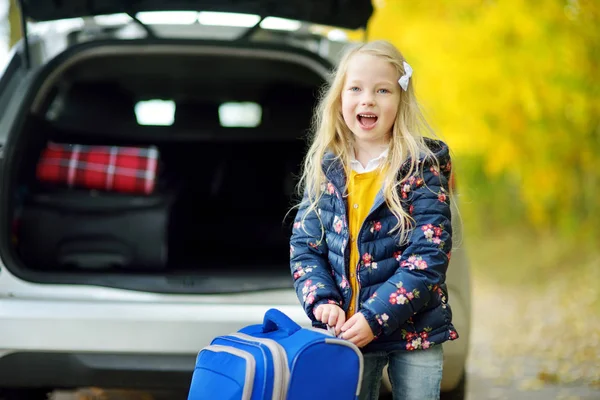 Adorable Girl Suitcase Ready Vacations Her Parents Child Looking Forward — Stock Photo, Image