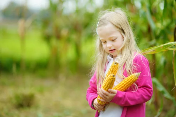 Mısır koçanı Holding gülüyor sevimli kız 