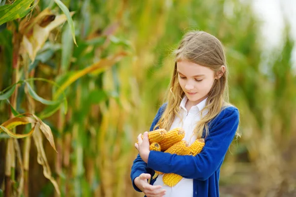 Urocza Dziewczyna Śmiejąc Się Gospodarstwa Kolb Kukurydzy — Zdjęcie stockowe