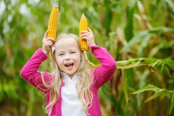 Mısır koçanı Holding gülüyor sevimli kız 