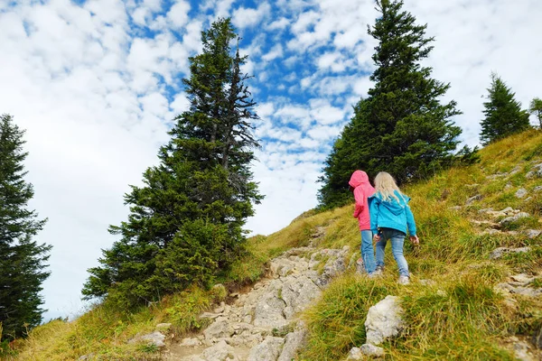 Dos Hermanas Disfrutando Pintorescas Vistas Desde Montaña Tegelberg — Foto de Stock