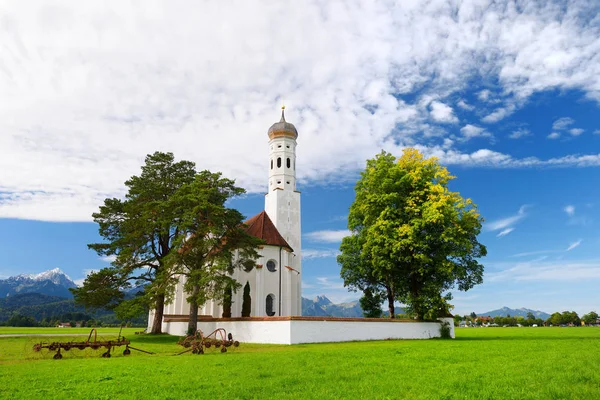 Piękny Biały Kościół Pielgrzymkowy Colman Znajdujące Się Pobliżu Słynnego Zamku — Zdjęcie stockowe