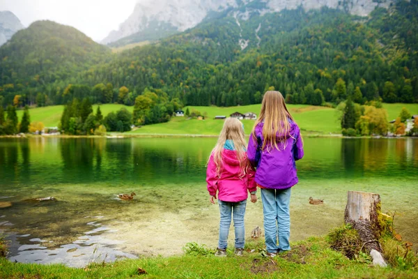 Duas Meninas Desfrutando Vista Das Maravilhosas Águas Verdes Lago Hintersee — Fotografia de Stock