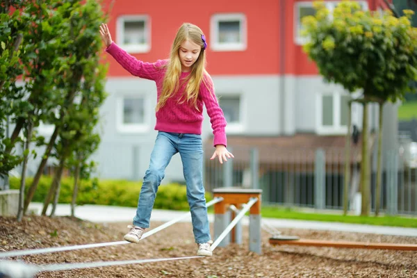 Linda Niña Divirtiéndose Parque Infantil Aire Libre Verano Actividades Deportivas — Foto de Stock