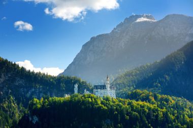 Köy Hohenschwangau yakınındaki Fussen güneybatı Bavaria, Almanya için yukarıda engebeli tepe üzerinde Romanesk Revival Sarayı
