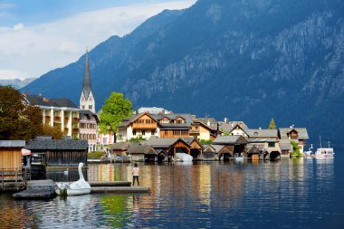 Sonbaharın güzel gün doğal görünümü güzel bir akşam ışığında Avusturya Alpleri'nde Hallstatt lakeside şehrin. Hallstatt, üzerinde Hallstatter görmek, Gmunden bölge bir Pazar kasabasında yer alan.