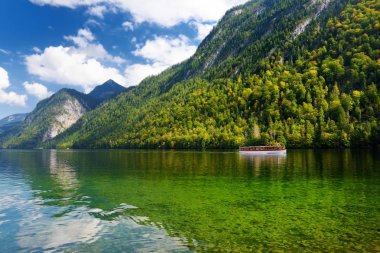 Konigssee, Almanya'nın en derin ve en temiz Gölü, aşırı Güneydoğu Berchtesgadener arazi İlçesi in Bavarya ', yer olarak bilinen çarpıcı derin yeşil suları Avusturya sınırına yakın:.
