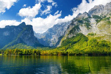 Konigssee, Almanya'nın en derin ve en temiz Gölü, aşırı Güneydoğu Berchtesgadener arazi İlçesi in Bavarya ', yer olarak bilinen çarpıcı derin yeşil suları Avusturya sınırına yakın:.