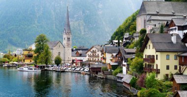 Sonbaharın güzel gün doğal görünümü güzel bir akşam ışığında Avusturya Alpleri'nde Hallstatt lakeside şehrin. Hallstatt, üzerinde Hallstatter görmek, Gmunden bölge bir Pazar kasabasında yer alan.