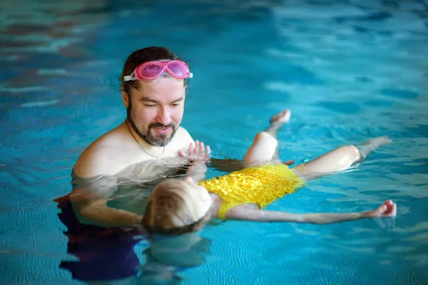 Feliz Padre Enseñando Nadar Pequeña Hija Niño Feliz Activo Aprendiendo —  Fotos de Stock