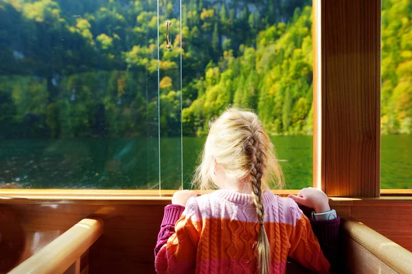 Menina Desfrutando Uma Vista Águas Verdes Profundas Konigssee Enquanto Viaja — Fotografia de Stock