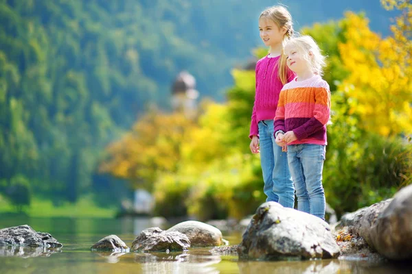 Adorables Sœurs Jouant Bord Lac Konigssee Allemagne Par Une Chaude — Photo