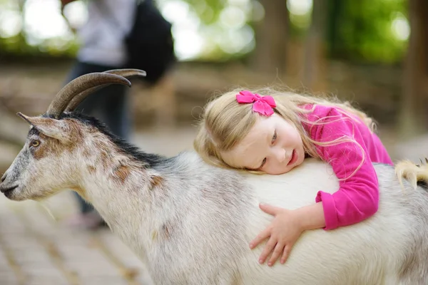 Linda Niña Jugando Alimentando Cabra Zoológico — Foto de Stock