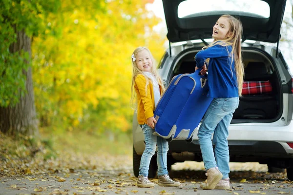 Dua Gadis Manis Kemasan Koper Dalam Mobil — Stok Foto