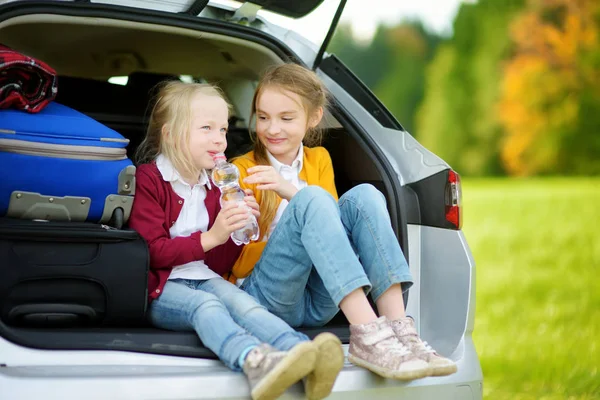 Two Adorable Little Girls Sitting Car Going Vacation Drinking Water — Stock Photo, Image