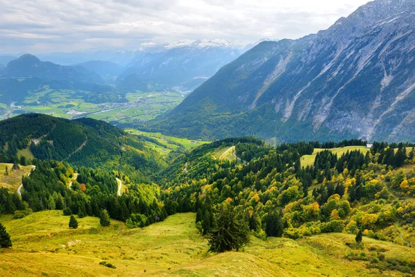 遠くに小さなババリア地方の村の息をのむ Lansdcape 雄大な山々 を背景にバイエルン アルプスの美しい景色 ドイツ バイエルン州 — ストック写真