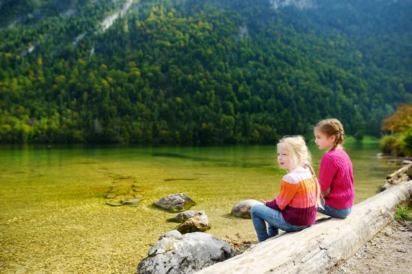 Dos Hermanas Lindas Disfrutando Vista Las Aguas Verdes Profundas Konigssee — Foto de Stock