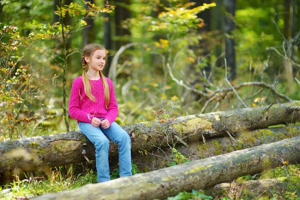 可爱的小女孩在美丽的夏日森林远足的乐趣 积极的家庭休闲与孩子 — 图库照片