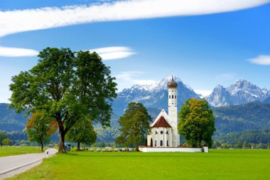 Ünlü Neuschwanstein Şatosu, Bavyera, Almanya güzel beyaz St. Colman hac kilise bulunan,.
