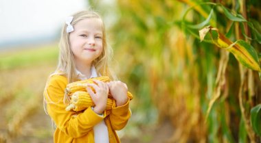 Mısır koçanı Holding gülüyor sevimli kız 