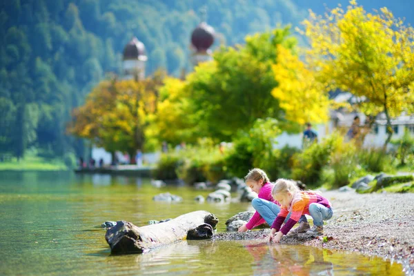 Adorable Sisters Playing Konigssee Lake Germany Warm Summer Day — Stok Foto