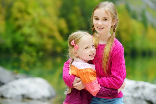 Zwei Entzückende Kleine Schwestern Lachen Und Umarmen Sich Einem Warmen — Stockfoto