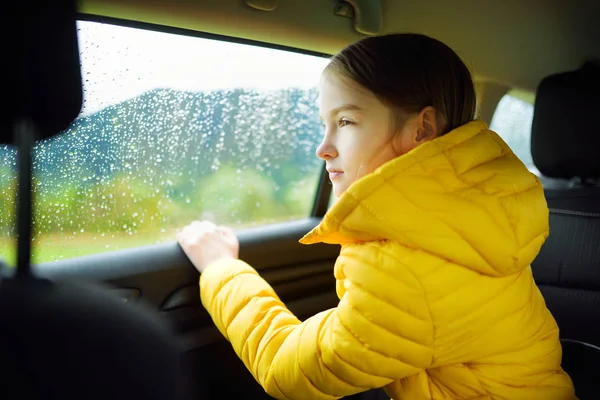 Menina Adorável Sentado Carro Olhando Para Fora Tempo Outono Chuvoso — Fotografia de Stock