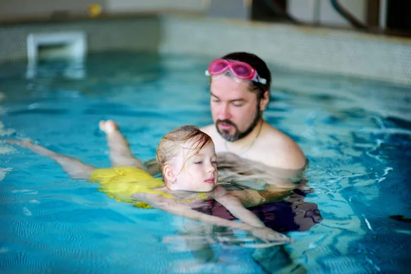 Feliz Padre Enseñando Nadar Pequeña Hija Niño Feliz Activo Aprendiendo —  Fotos de Stock