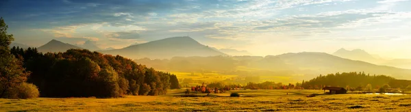 Cielo Dramático Sobre Idílicos Campos Verdes Los Alpes Centrales Austríacos — Foto de Stock