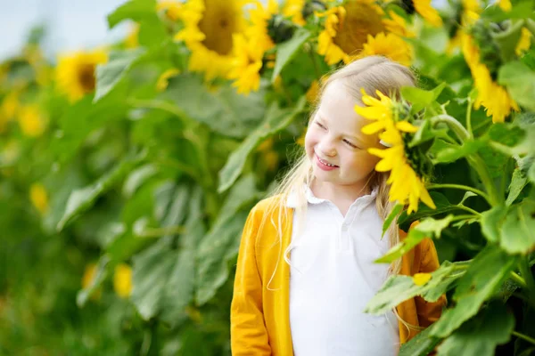 Adorable Fille Jouant Dans Champ Tournesol Fleurs Sur Une Belle — Photo