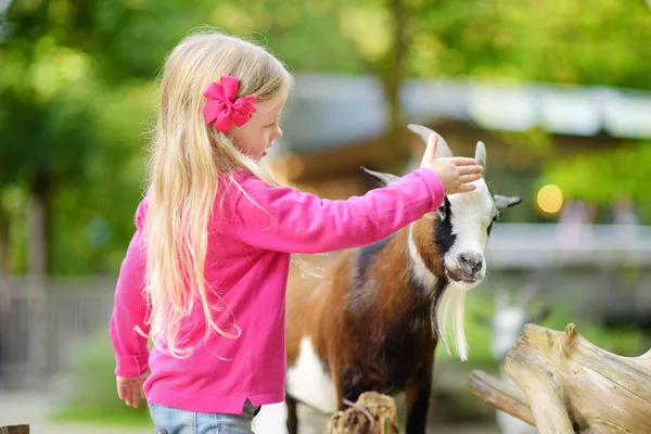 Милая Маленькая Девочка Взаимодействует Козой Ферме — стоковое фото