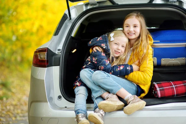 Zwei Entzückende Kleine Mädchen Umarmen Sich Auto Sitzend Und Warten — Stockfoto