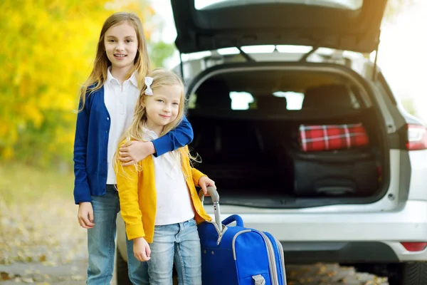 Kaksi Suloista Tyttöä Seisoo Matkalaukku Käynnissä Perheen Matkustaa Autolla — kuvapankkivalokuva