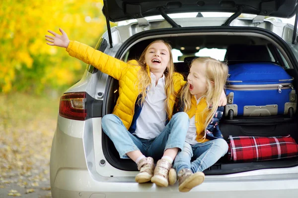 Deux Petites Sœurs Heureuses Qui Amusent Assis Voiture — Photo