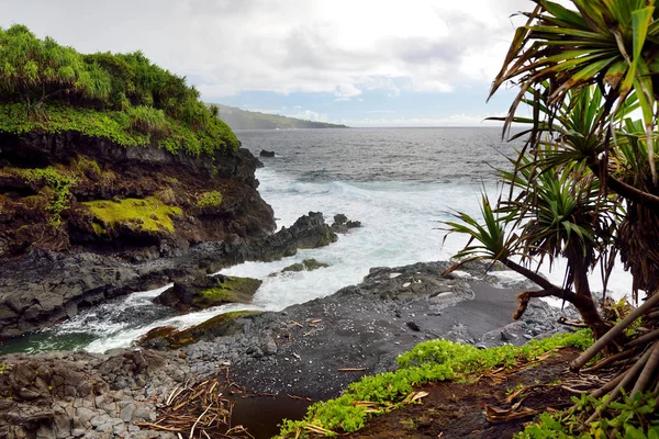 マウイ島 ハワイ 米国の東海岸のラフと岩の海岸 — ストック写真