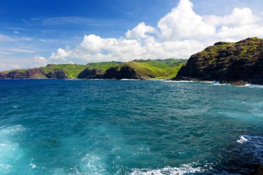 Kaba ve kayalık shore Maui, Hawaii, ABD Güney sahilinde