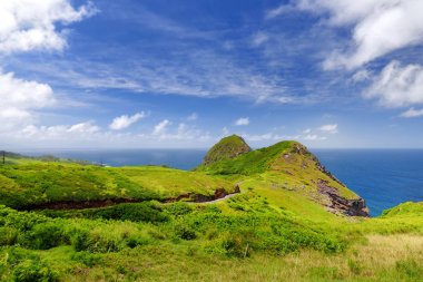 Maui yatay, Maui, Hawaii, ABD yeşil alanların üzerinde beyaz bulutlar doğal görünümünü