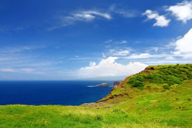 Maui yatay, Maui, Hawaii, ABD yeşil alanların üzerinde beyaz bulutlar doğal görünümünü