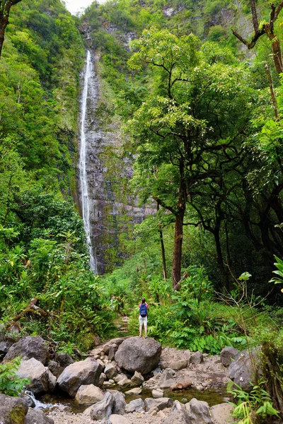 Ung Kvinnlig Turist Vandring Till Berömda Waimoku Falls Maui Hawaii — Stockfoto
